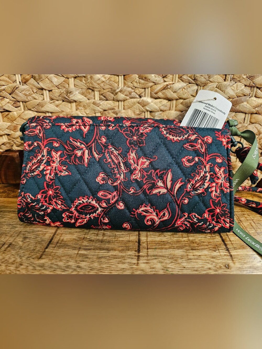 NWT Vera Bradley Wildwood Wallet Crossbody Dark Green With Red Floral - Picture 2 of 4